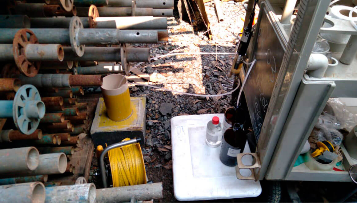 Instalação de poços e amostragem de água subterrânea em área industrial